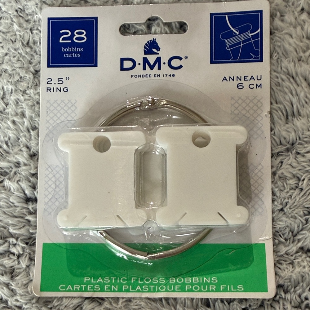 DMC Plastic Floss Bobbins. 28 bobbins cartes, 2.5” Ring. Anneau 6 cm. NWOT